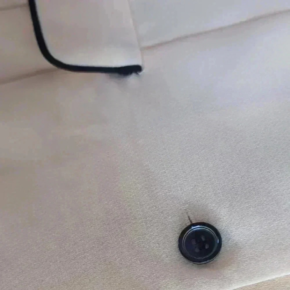 Chic Yellow Blazer with Black Trim - Picture 5 of 5